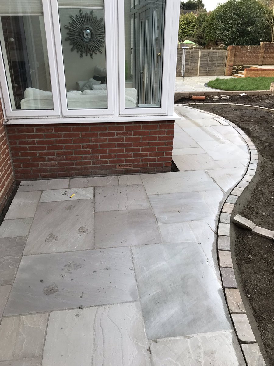 RevitaliseGdns's tweet photo. Site no2, good progress being made in Southampton, feature patio in place, house paving in too, into lawn edgings #bespokepatio #nicecurves https://t.co/GNWXCCaHuf
