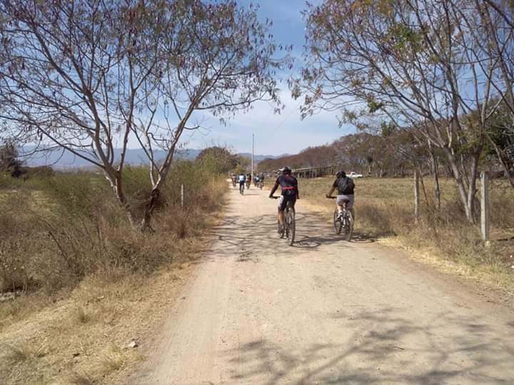 CiclistasNitos's tweet photo. Gracias a quienes rodaron con #nitos a Etla.  Hicimos una gran rodada. 1,2,3, Nitos. https://t.co/3cxSnDCNxw