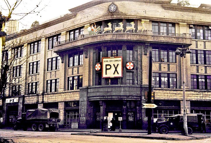kimtolkong's tweet photo. 옛날에 박완서 선생 책 읽다가 젊은 시절 일했다는 미군 PX 위치가 어딘지 찾아보고 대깜놀했었다 지금 신세계 본점... https://t.co/vvKbNLq0W9