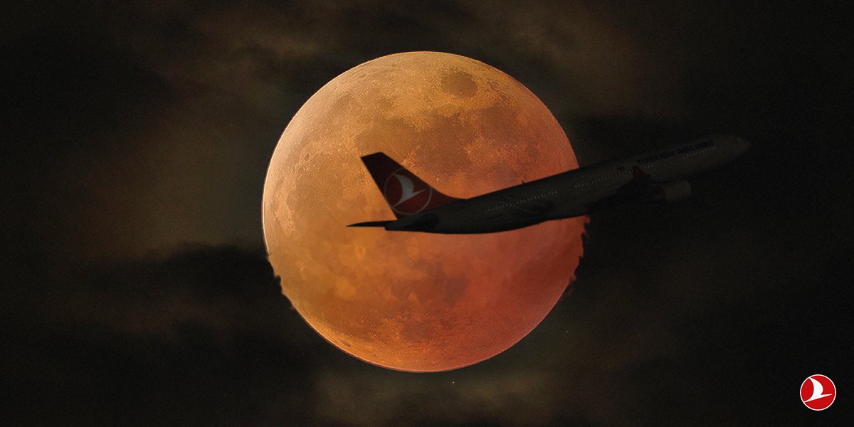 TurkishAirlines's tweet photo. ✈️🌕
Not just a #bloodmoon. It's a flying #bloodmoon.

#TurkishAirlines https://t.co/lbZiRKxFWm