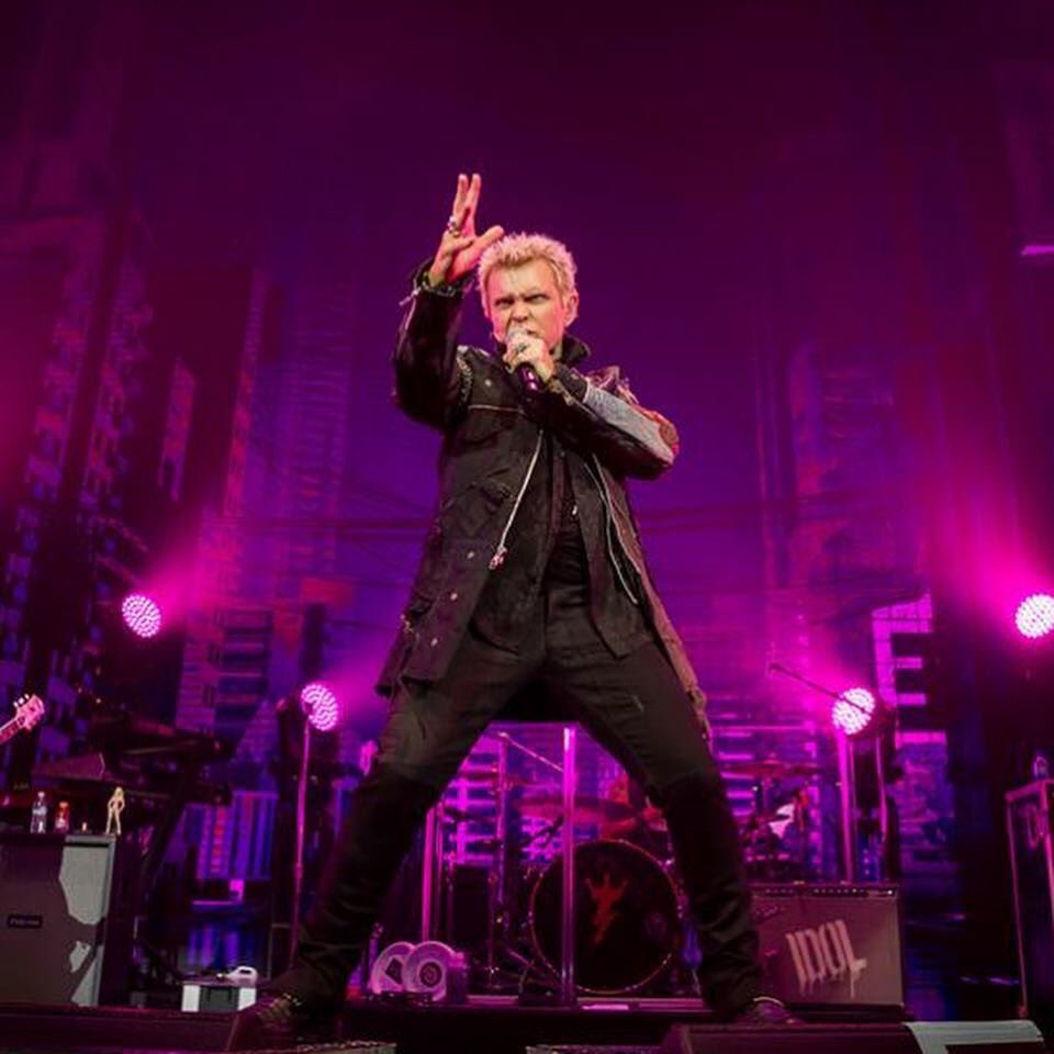 carlapunkgirl's tweet photo. 👊🏻👊🏻 #fuckinloveya recent Vegas photos !! 🔥 x #idol https://t.co/hJwSoDSpt8