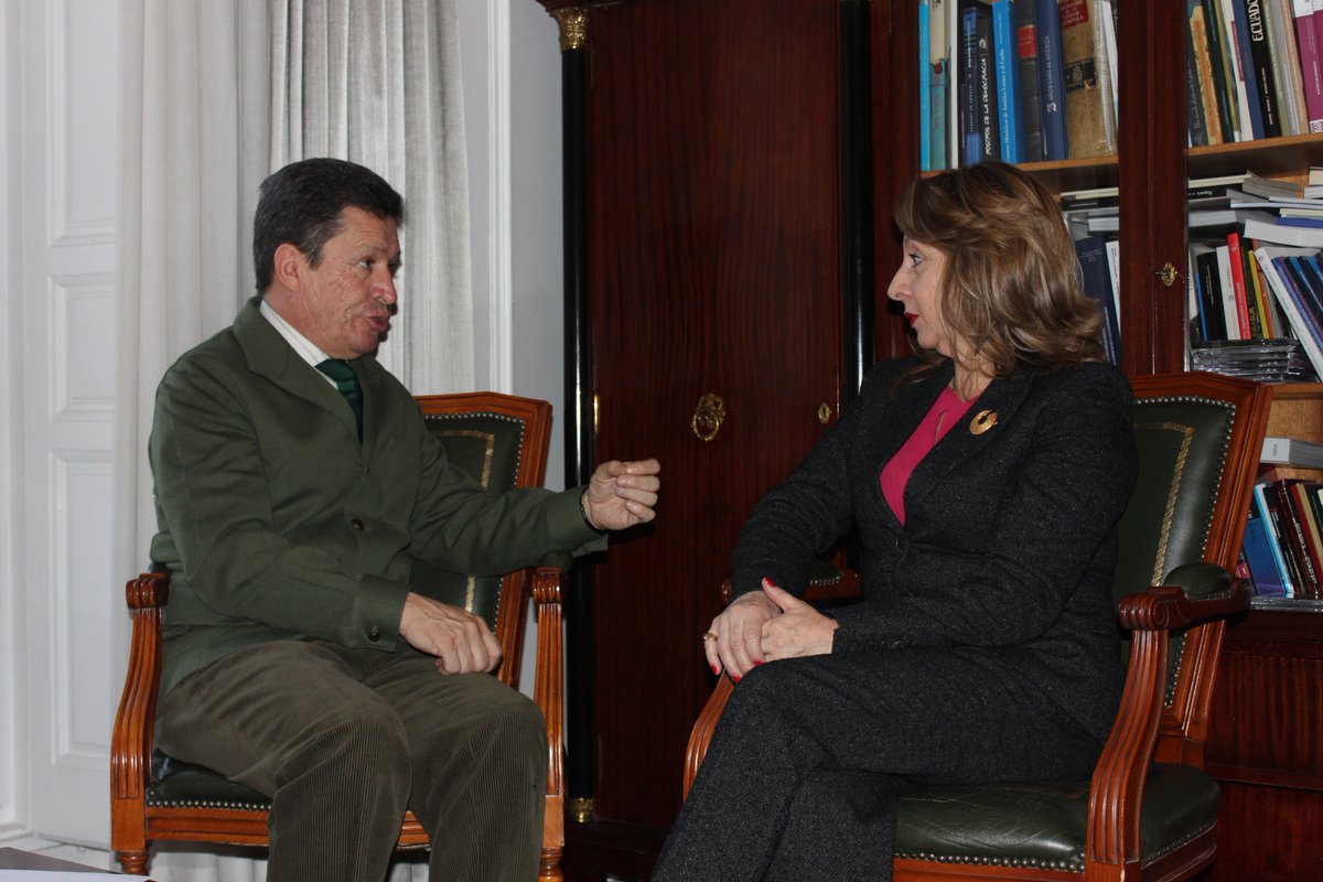 La Ministra de <a href="/TurismoEc/">Viceministerio de Turismo Ecuador 🇪🇨</a> , Rosi Prado, y el Embajador Cristóbal Roldán ultiman detalles de la participación de #EcuadorenFitur, donde promocionará sus 4 mundos y su exquisita #gastronomía, que este año fue merecedora de la #estrellaMichelin de la mano de la chef Carolina Sánchez