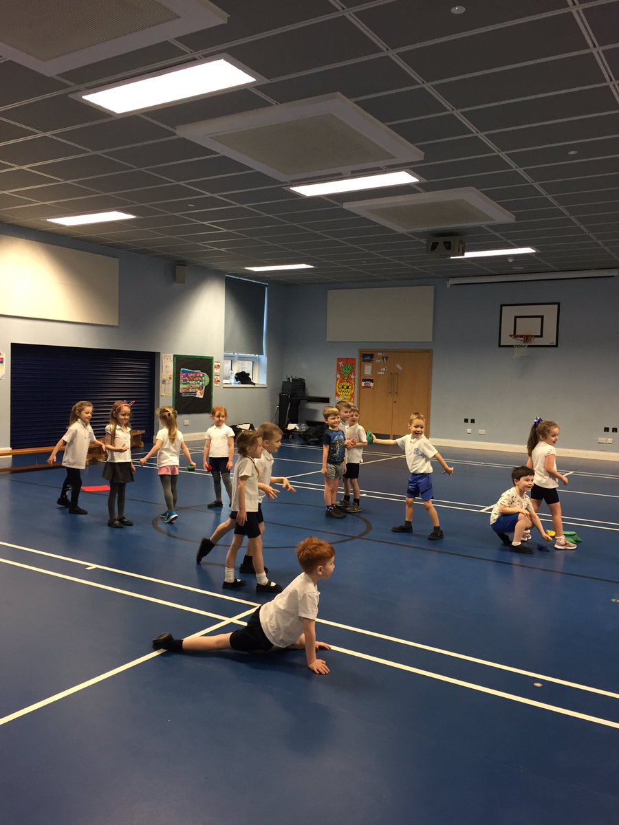 MrsEastonanto's tweet photo. P1 had a brilliant taster session today with enjoy-a-ball’s Chris Alien 🎾 🏈 ⚽️ @antonineps_p7 @EABcentral https://t.co/jCvBZGcRlt