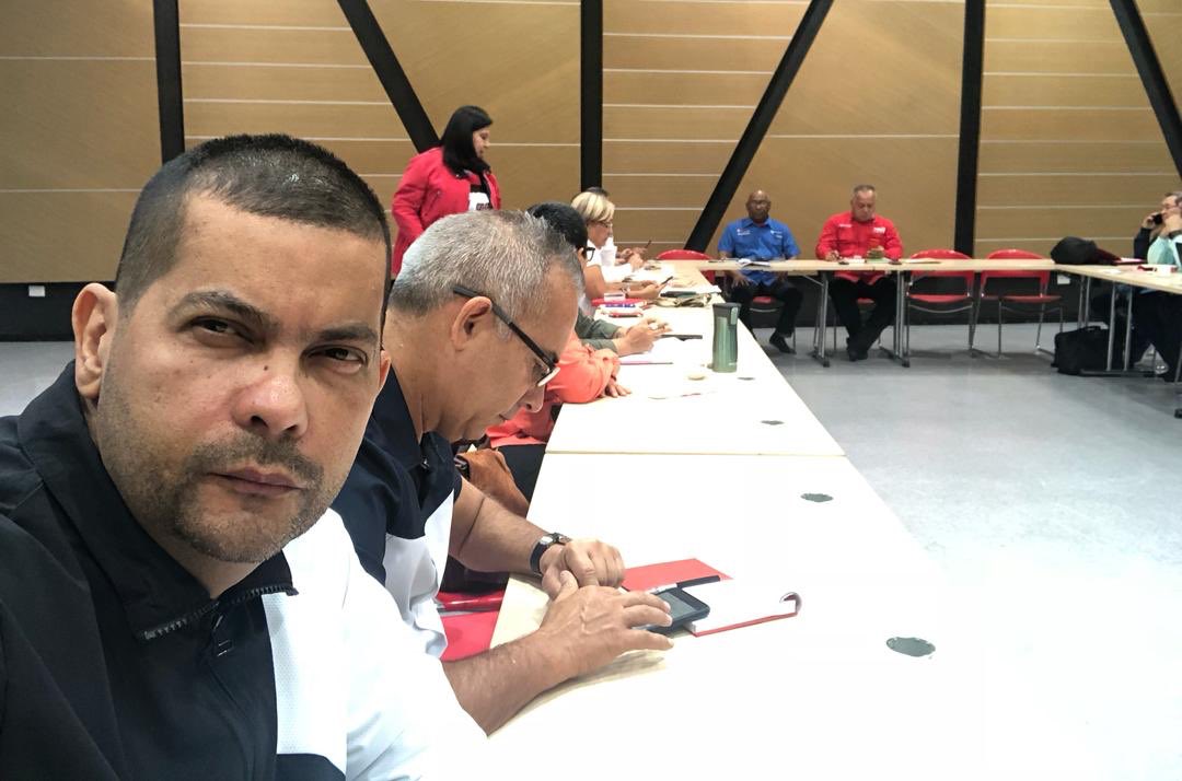 #Ahora Listo para participar en la reunión de la Dirección Nacional del glorioso <a href="/PartidoPSUV/">PSUV</a> para seguir adelante con los lineamientos políticos en aras de la paz y tranquilidad del pueblo. Pendientes!

LEALES siempre, traidores NUNCA!