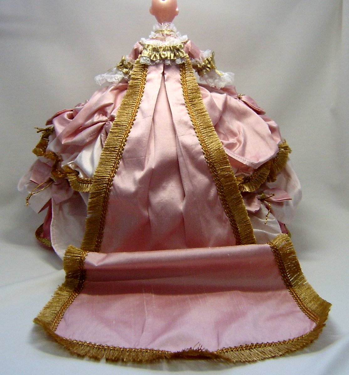 Angeliqueminis's tweet photo. Here is a recent commission for #MarieAntoinette costume for a 1/6th scale doll. Very enjoyable ensemble to work on, although it did take a long tome to complete :) https://t.co/ibGKptDqcV