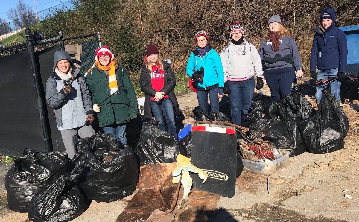 triverfellows's tweet photo. Intercepting trash on its way down the river. #mlkdos2019 #gpsmlkdos #chamlkdos https://t.co/Gy8150knb2
