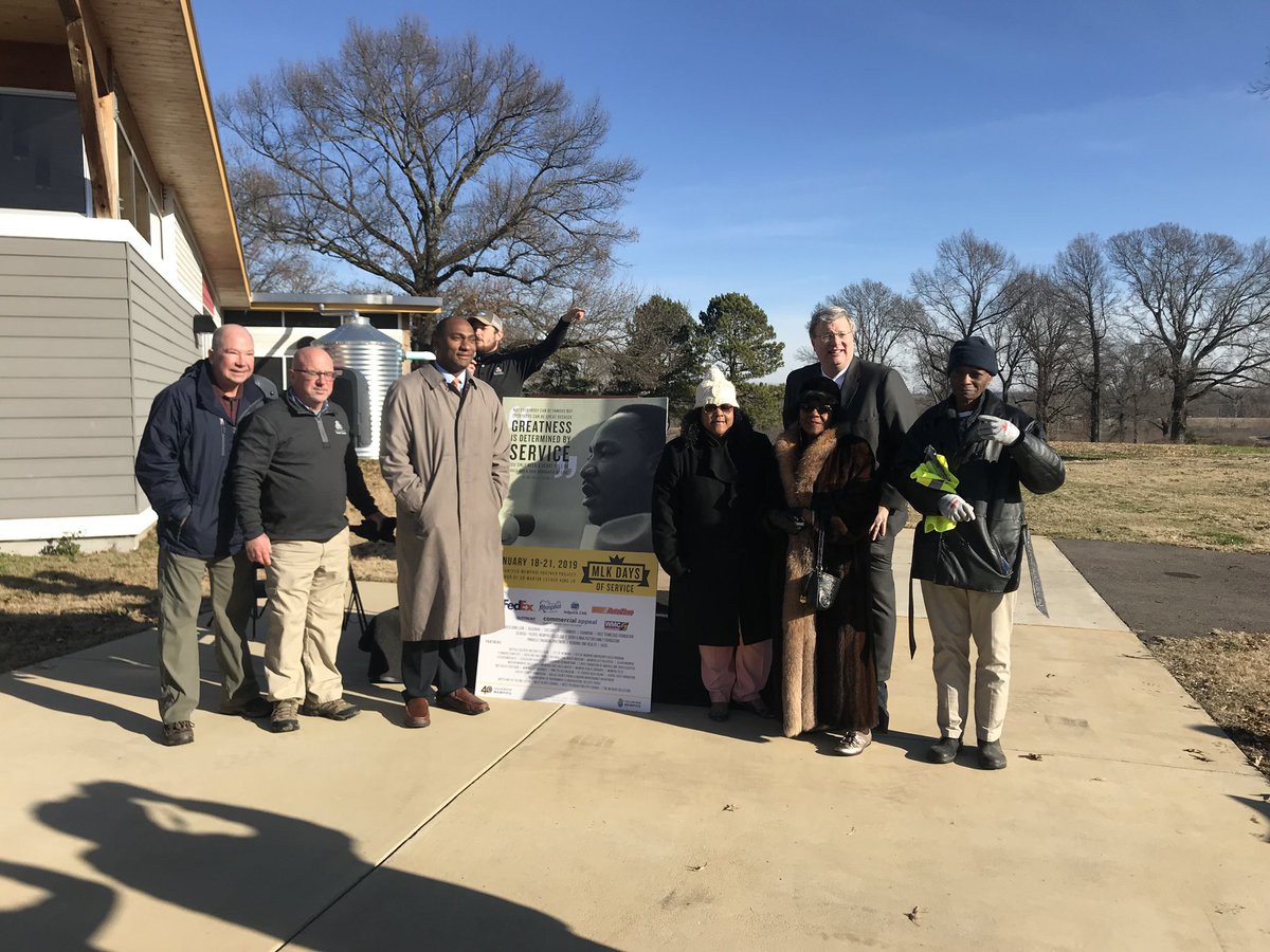JStrick901's tweet image. Happy @CityOfMemphis is partnering with @TNEnvironment and @LeadershipMphs to beautify @TOFullerPark by picking up 10,000 abandoned tires today to recycle into a walking trail through the park. #MLKDaysOfService