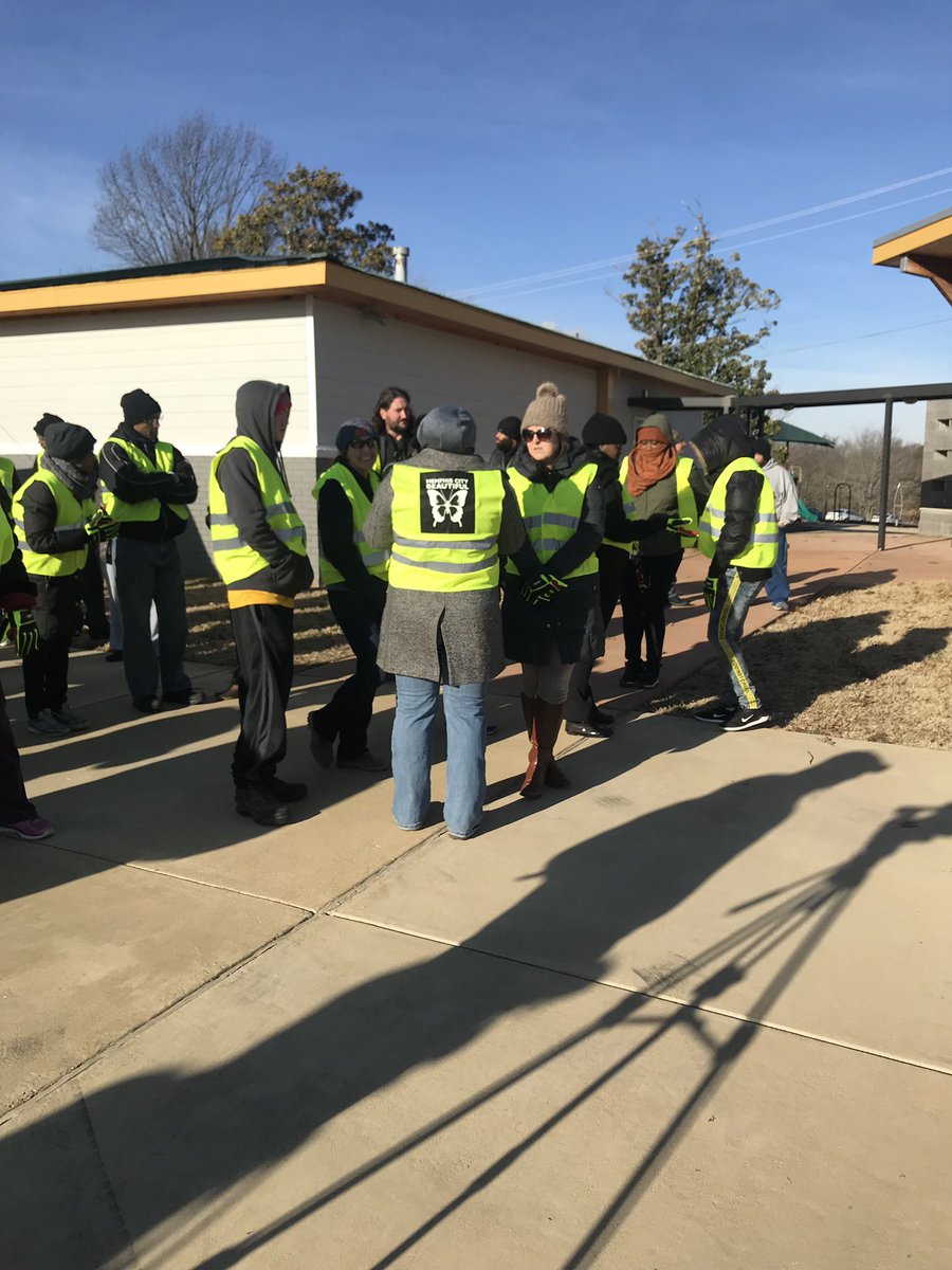 JStrick901's tweet image. Happy @CityOfMemphis is partnering with @TNEnvironment and @LeadershipMphs to beautify @TOFullerPark by picking up 10,000 abandoned tires today to recycle into a walking trail through the park. #MLKDaysOfService