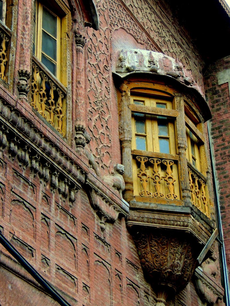 Immii1's tweet photo. Haveli Kunwar Nau Nehal Singh- The palace of colors!🇵🇰
#BhattiGate #OldLahore #Lahore #Culture #BeautifulPakistan #VisitPakistan #TheRealPakistan #Photography #travelphotography #tourism @momentmemori @PicsSilkRoad  @SohnaPunjabofPK @BeautyPakistani  @destinationpak @WCLAuthority https://t.co/Df4ICbIiyt
