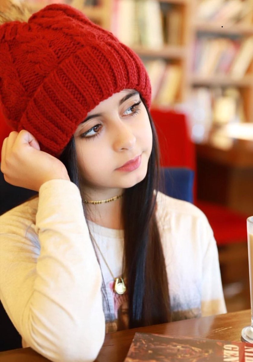 .
.
.مثل القمر في طلته ساطع الضوّ
يفرق عن نجوم السما في لياليه ..."
💕