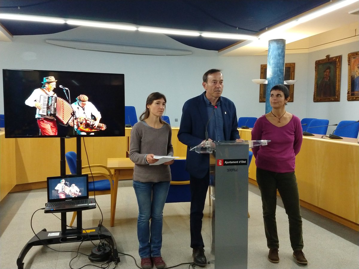 Amb els Ofolk hem presentat el #Garrotxinàrius, que se celebrarà el dissabte 3 de febrer amb una jornada de tallers i ball folk. Hi participaran els grups <a href="/ClauLluna/">🎗 Clau de Lluna 🎗</a> i Castanha é Vinovel.