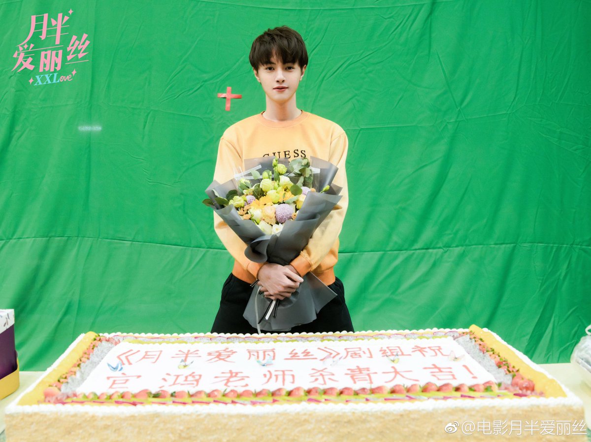 dramapotatoe's tweet photo. Upcoming romantic comedy film #XXLove (previously #XLove) officially wraps filming after 2 months! Congrats to leads #JohnnyHuang, #GuanXiaotong and #DarrenChen along with the rest of the cast and crew!

#月半爱丽丝 #关晓彤 #黄景瑜 #官鸿 #guanhong #kuanhong #huangjingyu https://t.co/x8uV4aO2JA