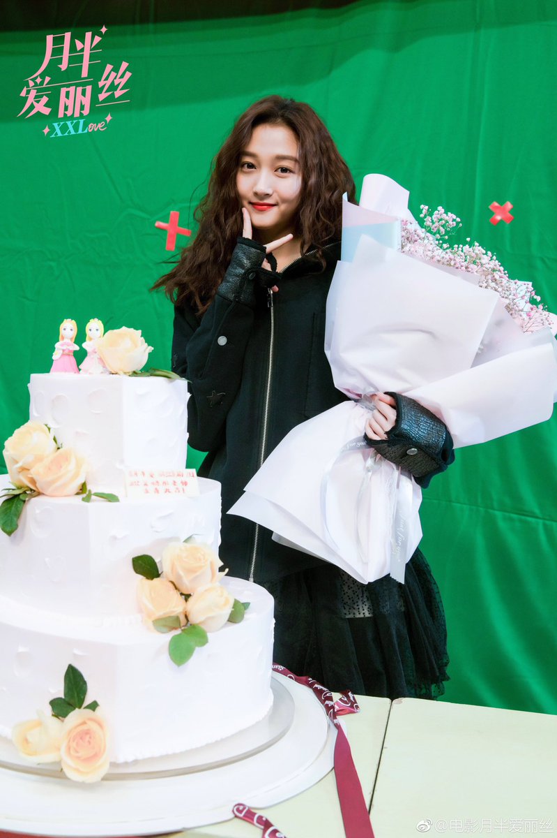 dramapotatoe's tweet photo. Upcoming romantic comedy film #XXLove (previously #XLove) officially wraps filming after 2 months! Congrats to leads #JohnnyHuang, #GuanXiaotong and #DarrenChen along with the rest of the cast and crew!

#月半爱丽丝 #关晓彤 #黄景瑜 #官鸿 #guanhong #kuanhong #huangjingyu https://t.co/x8uV4aO2JA