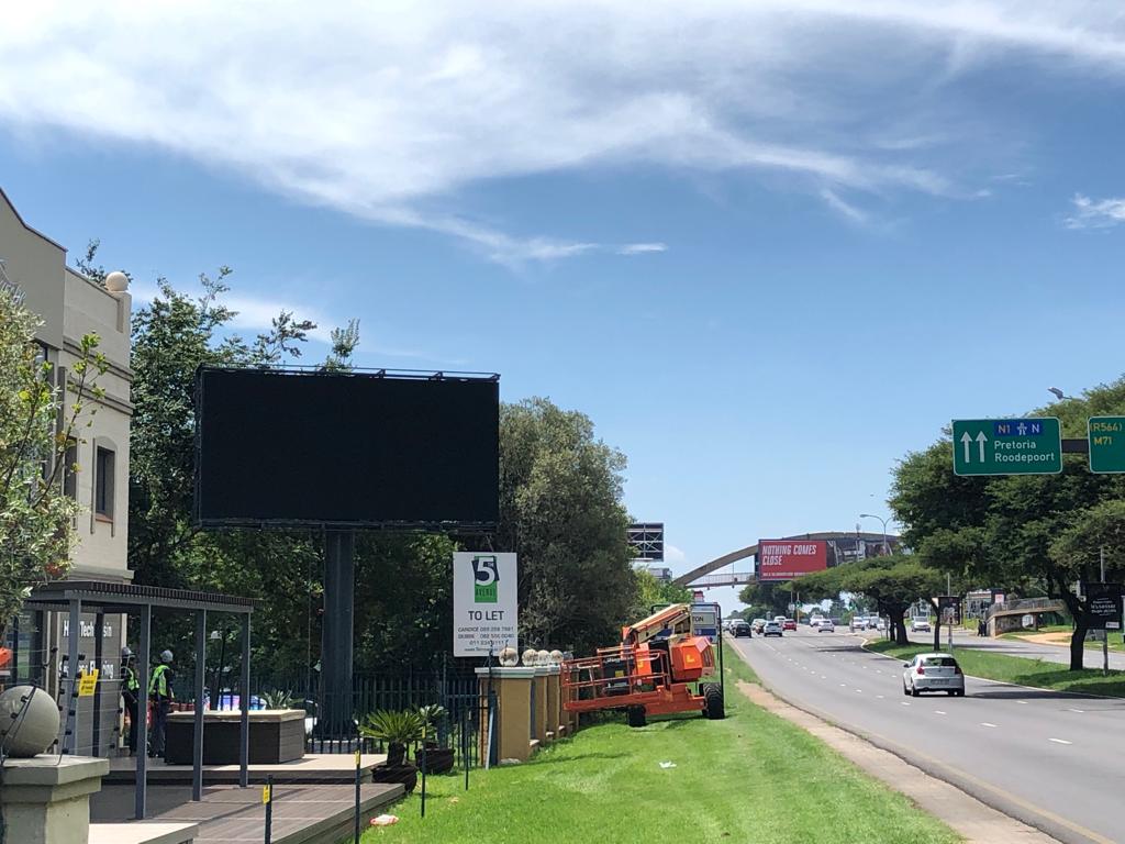 Relativ_media's tweet photo. This beautiful site from our new portfolio of #DigitalSites is William Nicol Digital. "This site is strategically positioned in Bryanston, on the ever-busy William Nicol drive. Placing brands at the centre of a network of highly diverse consumers". https://t.co/yc5dUscBey https://t.co/ka0xMmqJvT