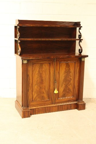 AFPAuctions's tweet photo. A good Regency mahogany chiffonier with galleried twin shelf back above a twin cupboard base flanked by reeded columns with brass capitols, with two adjustable shelves to the interior, supported on shaped plinth base, height 147cm.

SOLD £320

@apauctioneers https://t.co/z5OEr0YQwk