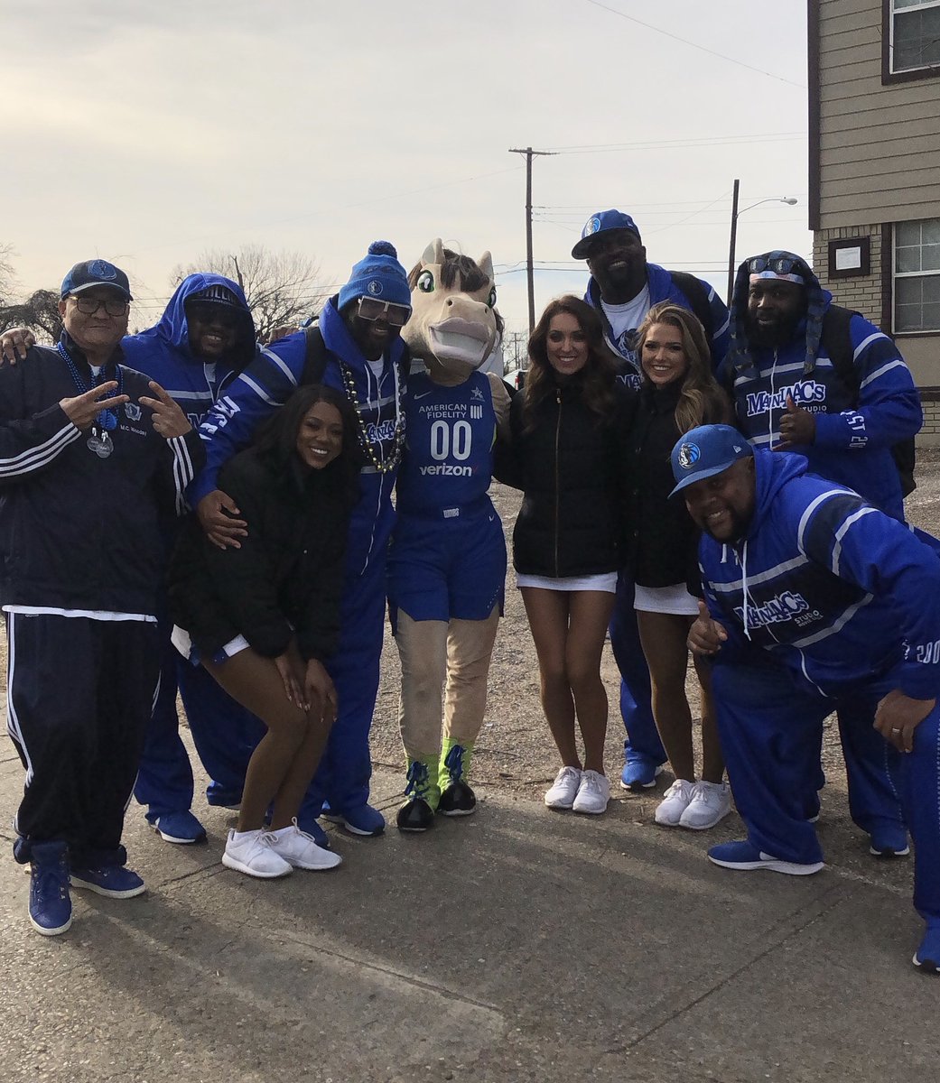 DallasWings's tweet photo. The Dallas basketball fam ready to represent at the #DallasMLKParade! 💙 @MavsDancers @ManiAACs https://t.co/CSkzQS3X5q