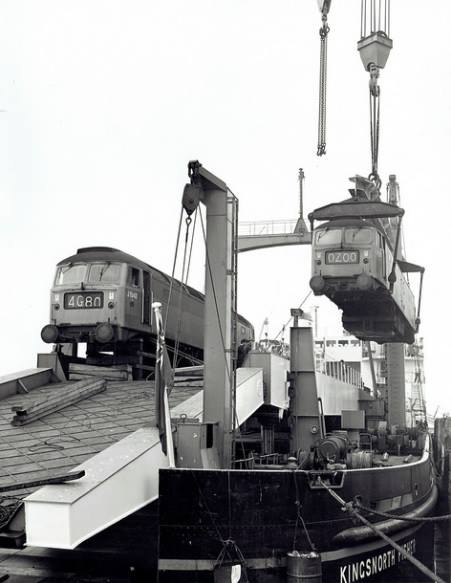 One of the consequences of the #Britanniabridge fire in 1970 was that a number of Class 47 locos were stranded on Anglesey. My old company <a href="/pickfords/">Pickfords</a> moved them to Holyhead where they were loaded on a ship and taken to the mainland! <a href="/AngleseyScMedia/">Anglesey socialmedia</a> <a href="/pipdunn/">Pip Dunn 🏴󠁧󠁢󠁥󠁮󠁧󠁿🇬🇧🇪🇺</a> <a href="/MrTimDunn/">Tim Dunn</a> <a href="/RAIL/">RAIL Magazine</a>