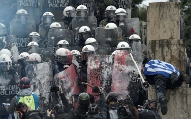 LpjGrece's tweet photo. Nom de la Macédoine: incidents lors d'une manifestation à Athènes

#AFP #macédoine #grèce #manifestation
https://t.co/ljlsLsv51H https://t.co/mGdKQWX4fM