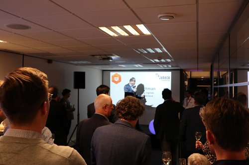 jobertlommerse's tweet photo. De Nieuwjaarsborrel 'Blue Monday' gaat beginnen. @AlexNelissen opent de avond met het welkomstdrankje, gesponsord door @routit. Om 17.10 beginnen we met de eerste spreker; @MichielSteltman over de digitale transitie binnen het MKB. #Joheco #RoutIT #Nieuwjaarsborrel #BlueMonday https://t.co/Ic01dDibEB