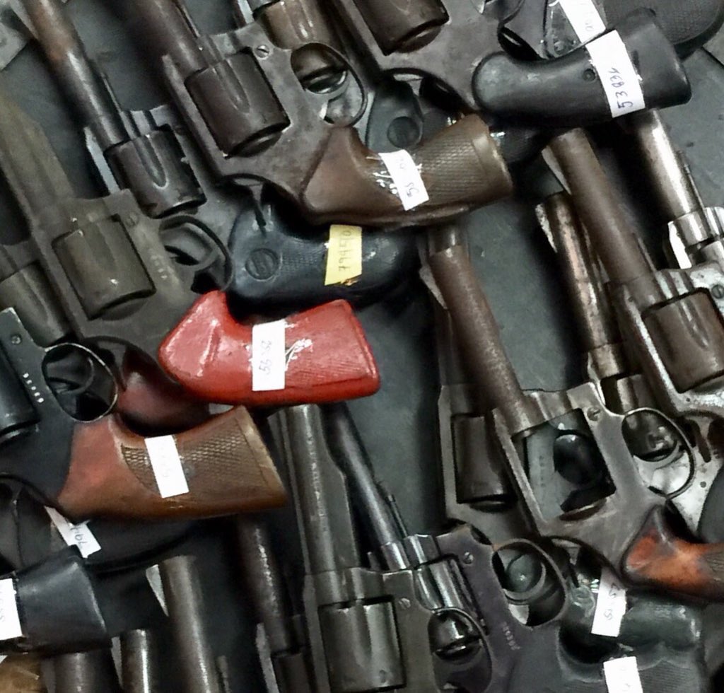 PHNews01's tweet photo. LOOK: 1,025 armas ang binawi ng PNP mula sa 96 na ipinasarang security agency noong 2018 dahil sa iba’t ibang paglabag. 356 na pribadong security agencies pa ang target na maipasara.
#PNPInAction
#DuterteImpact
(c) Zhander Cayabyab https://t.co/ia1vsapaub