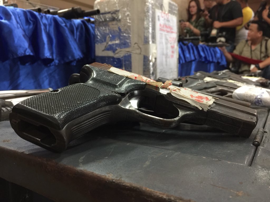 PHNews01's tweet photo. LOOK: 1,025 armas ang binawi ng PNP mula sa 96 na ipinasarang security agency noong 2018 dahil sa iba’t ibang paglabag. 356 na pribadong security agencies pa ang target na maipasara.
#PNPInAction
#DuterteImpact
(c) Zhander Cayabyab https://t.co/ia1vsapaub