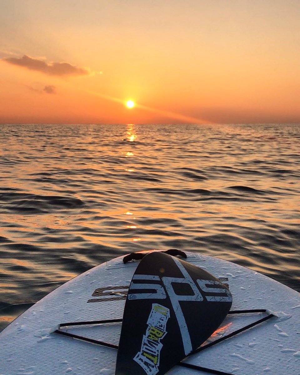 ¿Quieres empezar el día con estas vistas? 😍 Mañana tenemos #SUNRISE Session y el amanecer pinta genial 🔝☀️🌴
Reserva tu plaza ahora en el 666524709 🤙
#ungravitysupsurf
#neoprenoyalagua
#paddleboarding 
#amanecer