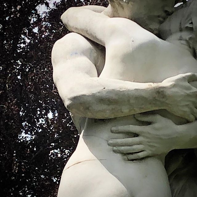 Feliz #díainternacionaldelabrazo con mucho arte 🖼. ¿Cuál es vuestro abrazo preferido de la historia del arte? 🤗 📷 <a href="/nunurix/">Nuri 💭✍️📷</a> 
#toulouse #hugg <a href="/visita_madrid/">Visita Madrid</a>  #sculpture #sculpturelovers