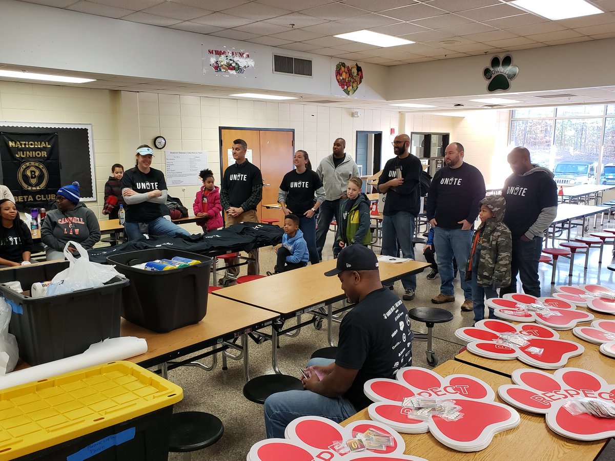 HubbardsStacy's tweet photo. Happy MKL day where service is another opportunity to share dream of Dr. King at Brookview with #HandsonAtlanta and @BESPandaWallace. We cleaned, made pillows for media center, and decals for the walls. #serviceday # community #change https://t.co/b5FQmq3yAy
