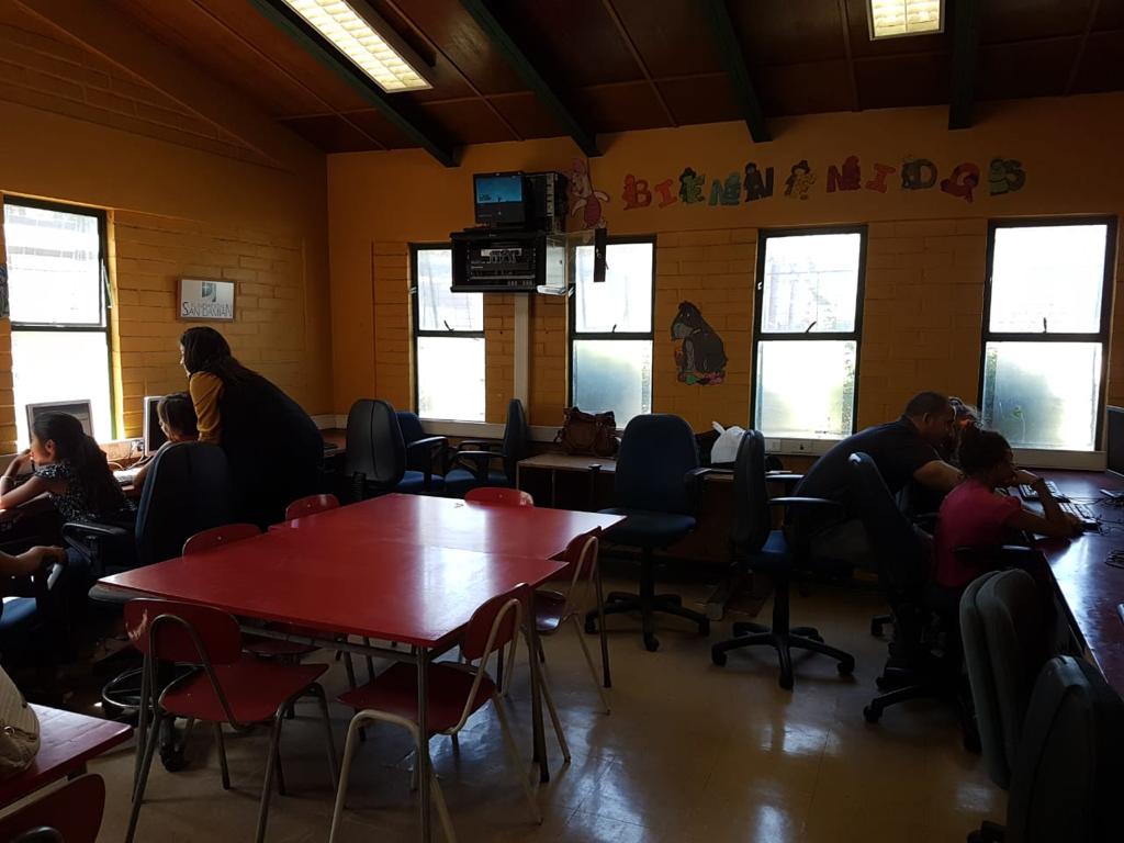 HoraDelCodigoCL's tweet image. El jueves pasado tuvimos la oportunidad de conocer a las niñas 🤩 de la Corporación Crecer Mejor gracias al @BancoBci y Fundación @KodeaOrg. Excelente jornada para compartir y enseñarles a dar sus primeros pasos en tecnología a través de nuestros tutoriales.

#programaelfuturo 🚀