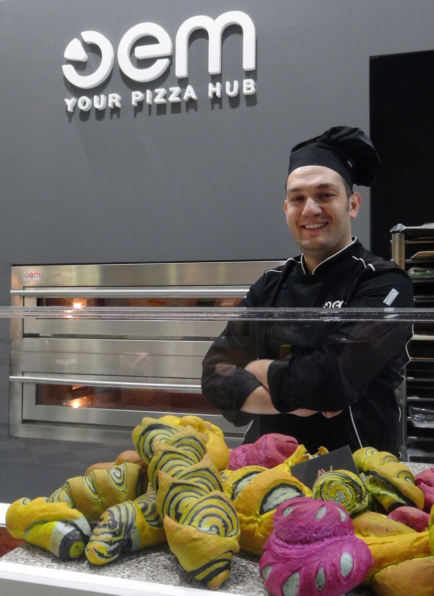 OemPizzaSystem's tweet photo. #PANE a #COLORI per antichi #SAPORI, sempre dal @SigepRimini, con Alessandro Viganò, interprete della #tradizione di genuina #innovazione.
#forneria #pizzanow #pizzasystem #pizzaexport #pizzashow #pizzaplace #pizzagourmet #pizzaequipment #food #pastapizza #foodlover #hospitality https://t.co/JPaKLSZJgF