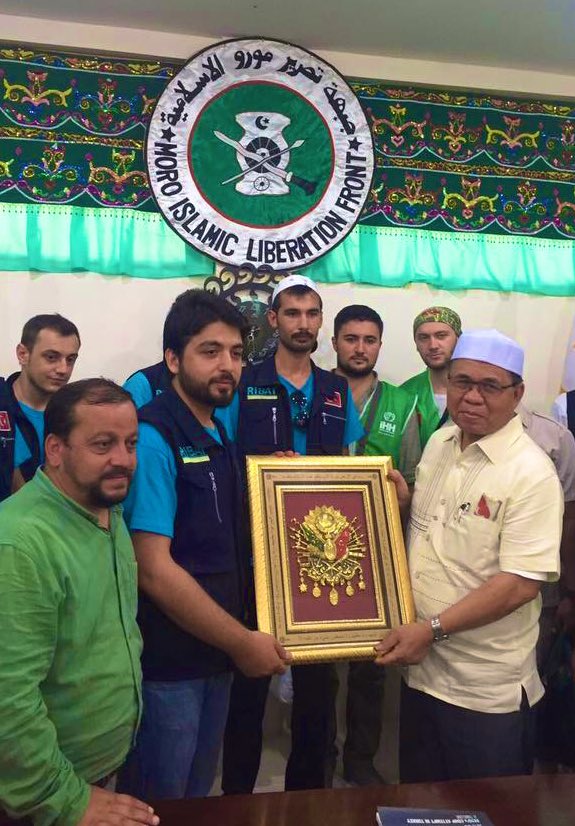 Uzun yıllar bıkmadan, usanmadan verilen onurlu mücadelenin adıdır MORO 
Mücadelenin şehidlerine, gazilerine ve Lideri Hacı Murat İbrahime selam olsun. Hayırlı mübarek olsun 
#YEStoBOL 

“De ki: Hak geldi, batıl yok oldu. Şüphesiz batıl, yok olmaya mahkûmdur.” (İsra 81)