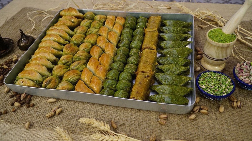 28 Ocak’a kadar bu tweeti RT yapıp hesabımızı takip eden 3 kişiye, dünyanın dört bir yanına gönderdiğimiz karışık baklava paketimizden birer kg hediye edeceğiz 🎁 

Şansınızı arttırmak için Instagram’daki çekilişimize de katılabilirsiniz! 😊⬇
instagram.com/baklavacimehme…