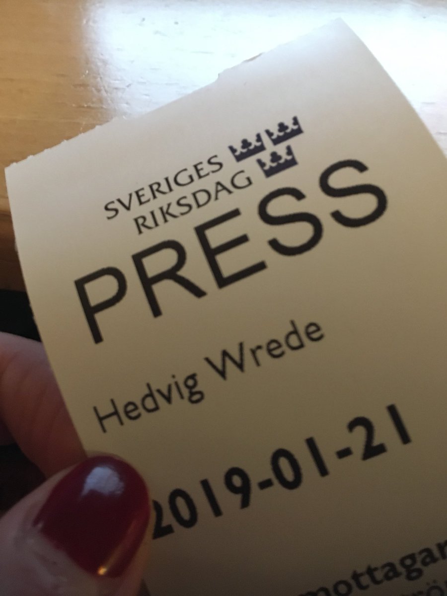 Premiär i riksdagen där jag fick använda armbågarna för att ställa ett par frågor till kultur- och demokratiminister Amanda Lind 🎭🎥