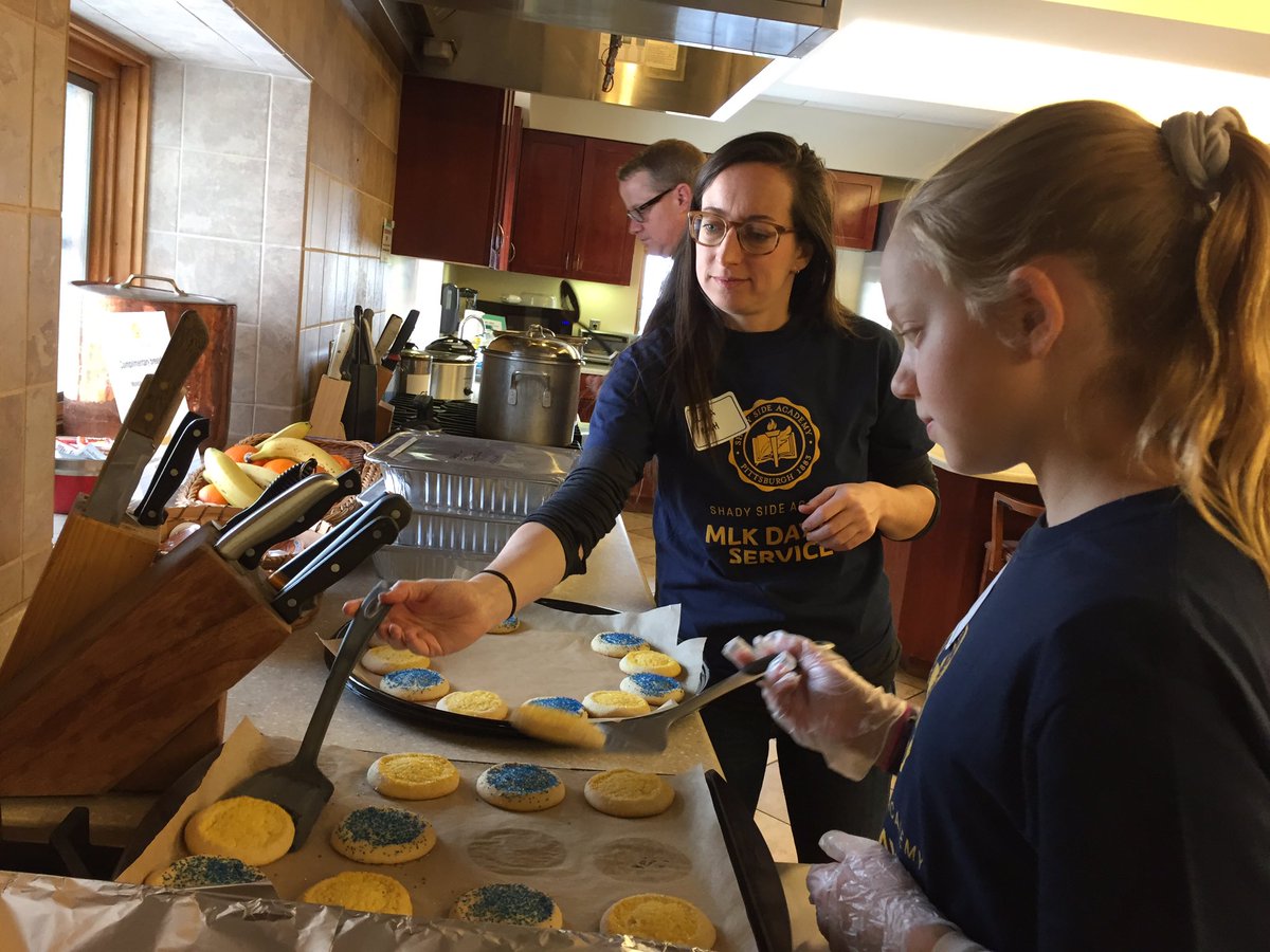shady_side's tweet photo. It’s our 9th annual #SSAMLK Day of Service! Today we have 175 volunteers serving at 6 sites around Pittsburgh, including 3 @FamilyHousePgh locations, where we cooked lunch for the residents. https://t.co/klA68ss8Xp