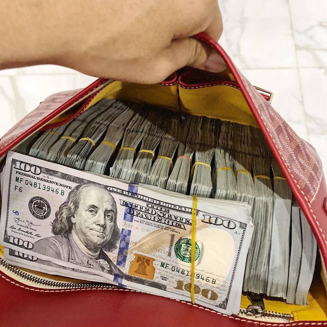 cashmovesonIy's tweet photo. RT if this how you tryna be in 2019 !!! https://t.co/hhDDxsOzpv