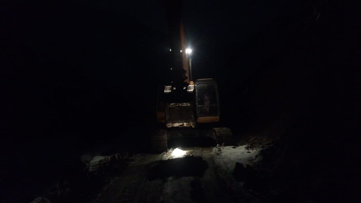 DCLowerChitral's tweet photo. Earlier the dozer could not be able to clear the large boulders, therefore, an excavator has also been engaged by the C&amp;W Deptt, in the removal / clearance of boulders from Chitral-Garamchashma Road. Work is still going on at night in harsh climatic conditions. https://t.co/sW4v6g7W6D