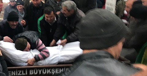 Zinnur Tomay...
16 yaşında, lise 10.sınıf öğrencisi...
Yarıyıl tatilinde okul harçlığını kazanmak için bir giyim mağazasında çalışıyordu...
Sabah 08.30'da işe giderken minibüs çarpması sonucu yaşamını yitirdi...