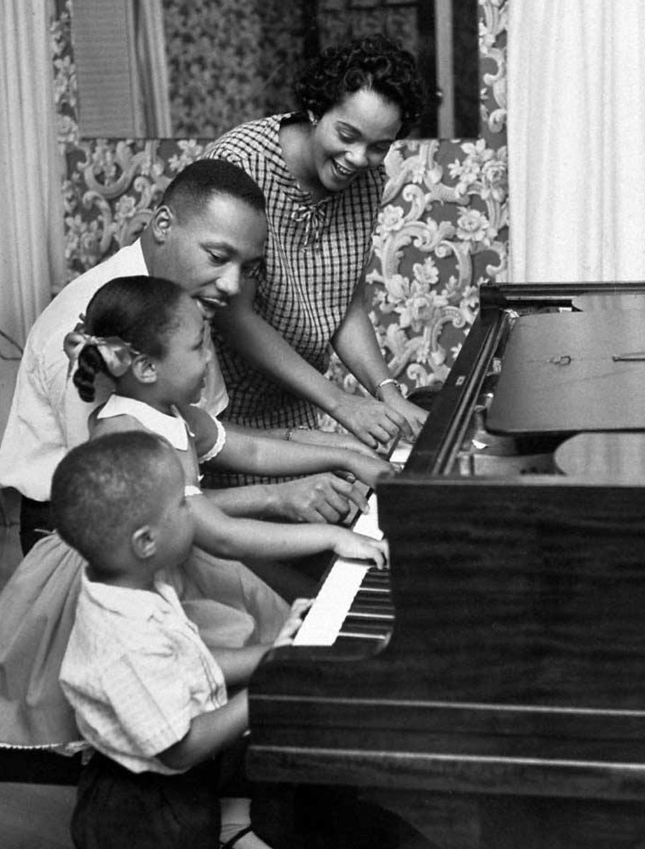 LilJammerz's tweet photo. Today we take a moment to stand in our gratitude and to challenge ourselves to leave this world better than we found it.
#martinlutherking 
#mlk 
#martinlutherkingday 
#ihaveadream 
#love 
#mlkday 
#mlkday2019 
#liljammerz https://t.co/XghpWNWWyS