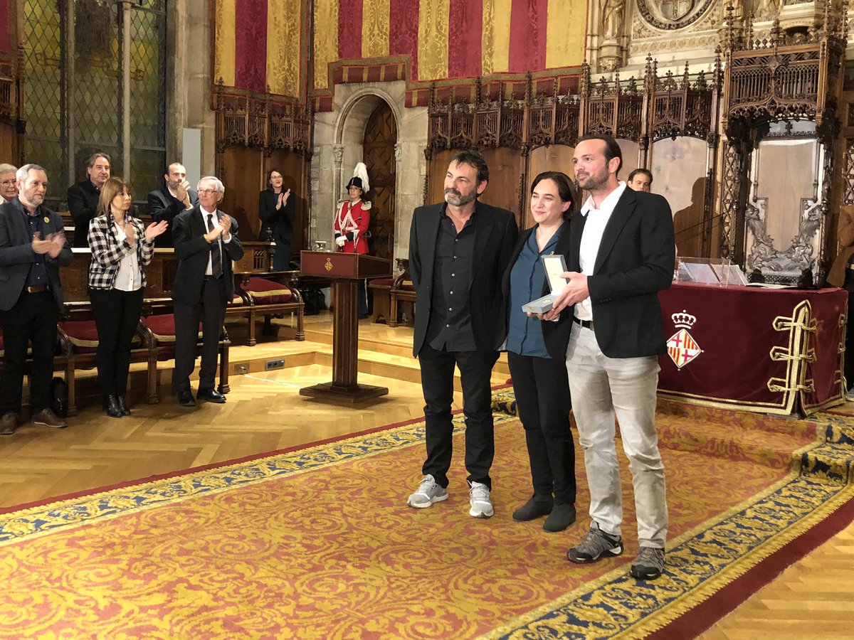 openarms_fund's tweet photo. Es un gran honor recibir la Medalla al Mérito Cívico del @bcn_ajuntament 
Y con ella recibimos la fuerza y determinación de esta  ciudad para seguir luchando, con su apoyo, por el derecho más básico de las personas: LA VIDA 
Enormes gracias #FreeOpenArms https://t.co/h8CYNHo0mt