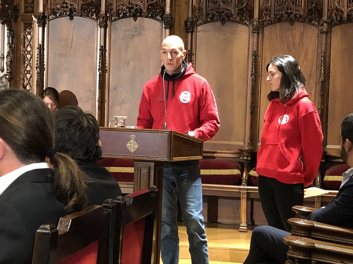 openarms_fund's tweet photo. Es un gran honor recibir la Medalla al Mérito Cívico del @bcn_ajuntament 
Y con ella recibimos la fuerza y determinación de esta  ciudad para seguir luchando, con su apoyo, por el derecho más básico de las personas: LA VIDA 
Enormes gracias #FreeOpenArms https://t.co/h8CYNHo0mt