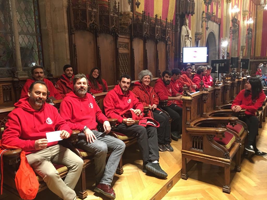openarms_fund's tweet photo. Es un gran honor recibir la Medalla al Mérito Cívico del @bcn_ajuntament 
Y con ella recibimos la fuerza y determinación de esta  ciudad para seguir luchando, con su apoyo, por el derecho más básico de las personas: LA VIDA 
Enormes gracias #FreeOpenArms https://t.co/h8CYNHo0mt