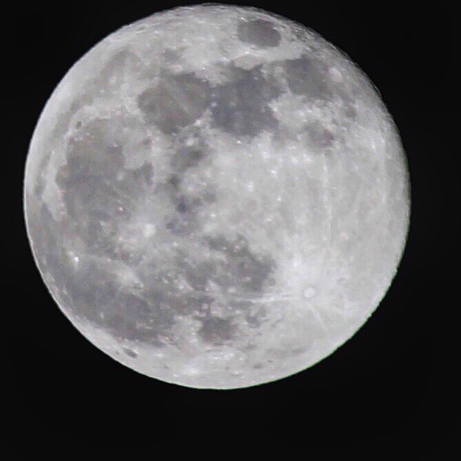 smacker_mc's tweet photo. Not the blood moon, but an attempt at some moonshots #rteweathercomp #ThePhotoHour #LunarEclipse (not) https://t.co/edhBFQ2EGn