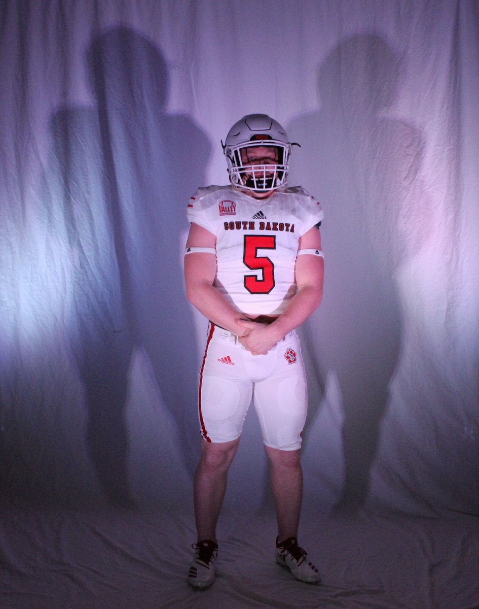 Travis Theis of Pratt commits to Division I FCS program South Dakota today. The 2018 <a href="/sportsinkansas/">Sports in Kansas</a> all classes OPOY. 2,603 rush yds in 2018. 6,739 in career. Sub 4.5, weight room freak. @CoachO_USD &amp; South Dakota really recruits our Kansas product. Theis is also all state ⚾️