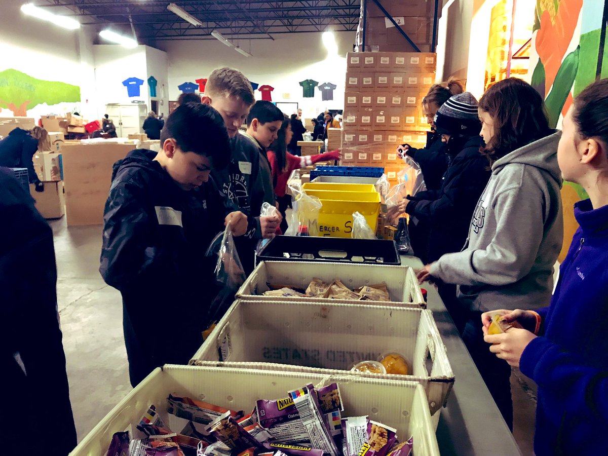DrFaniel's tweet photo. #MLKDay #MercerStFriends #FoodBank #FoodFriends -#HappyBirthday - Dr. King @MercerStFriends Day of Service & Celebration of Life! Music, poems, tributes, meal bag volunteerism, quotes, healthy recipes, bday cake & more! #SHUP Thx @ZPHIBHQ @Sysco #PCC @usda https://t.co/3F4mdJWCIE