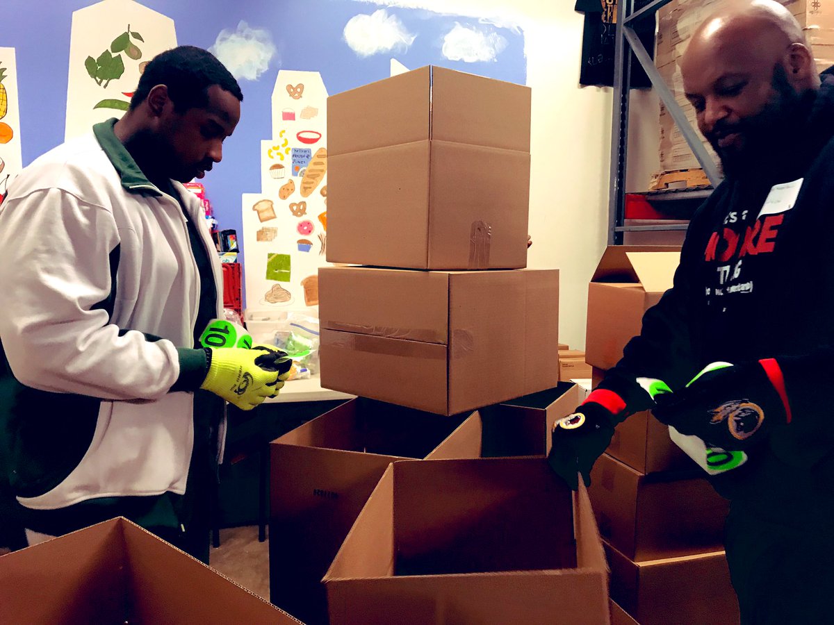 DrFaniel's tweet photo. #MLKDay #MercerStFriends #FoodBank #FoodFriends -#HappyBirthday - Dr. King @MercerStFriends Day of Service & Celebration of Life! Music, poems, tributes, meal bag volunteerism, quotes, healthy recipes, bday cake & more! #SHUP Thx @ZPHIBHQ @Sysco #PCC @usda https://t.co/3F4mdJWCIE