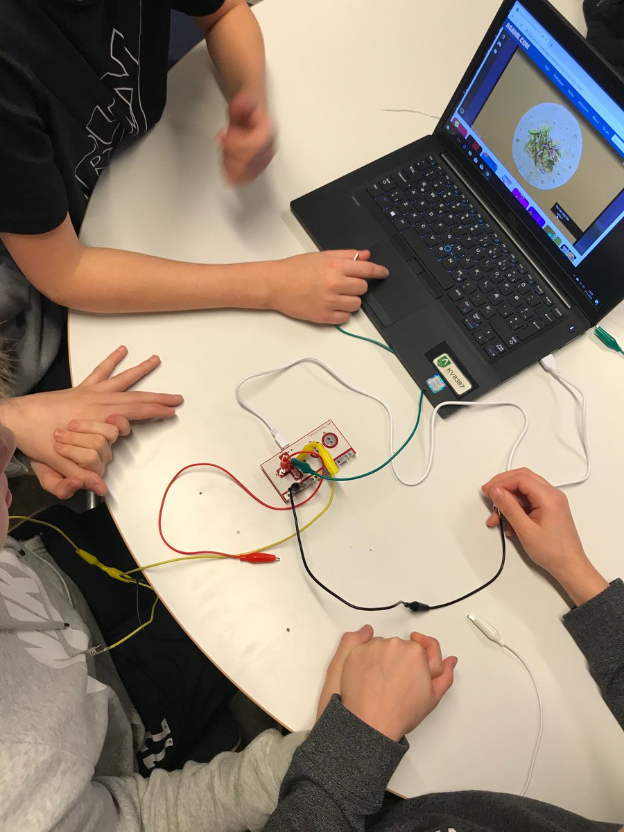salaskoli's tweet photo. Nemendur í 7.bekk vinna með @MakeyMakey í eðlisfræði. Brjálað stuð og mikil skemmtun. #menntaspjall #samvinna #rafrásir #rafmagn https://t.co/Psxsy9JrIx