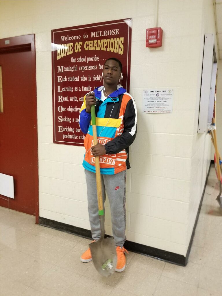 Melrose_Hoops's tweet image. “Life’s most persistent and urgent question is, ‘What are you doing for others?’” Our response...”We serve our community with PRIDE &amp;amp; HUMILITY!”  #Golden✊️ #MLKdaysofSERVICE #CleanMemphis #🍊Mound @melrose_of