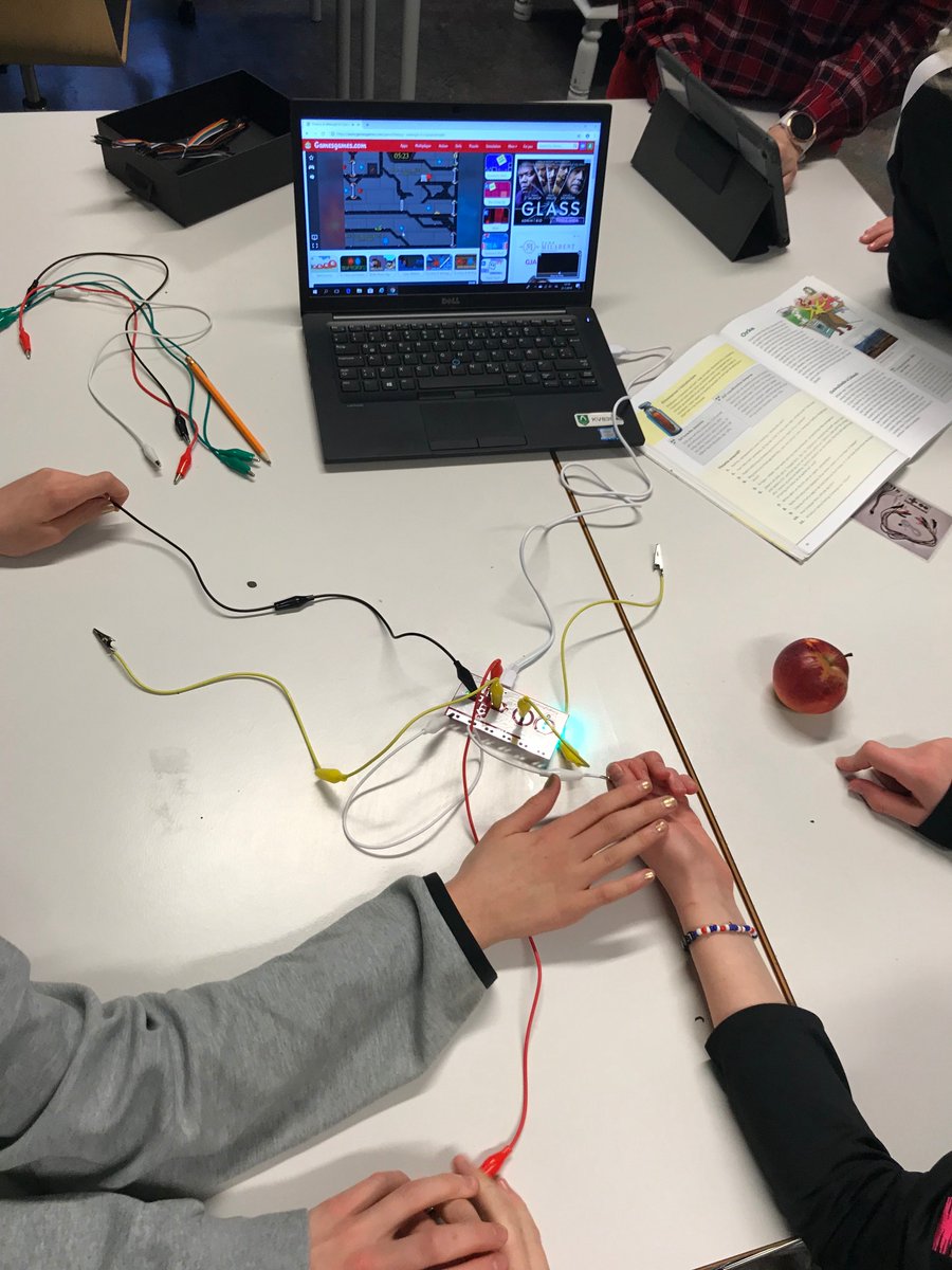 salaskoli's tweet photo. Nemendur í 7.bekk vinna með @MakeyMakey í eðlisfræði. Brjálað stuð og mikil skemmtun. #menntaspjall #samvinna #rafrásir #rafmagn https://t.co/Psxsy9JrIx