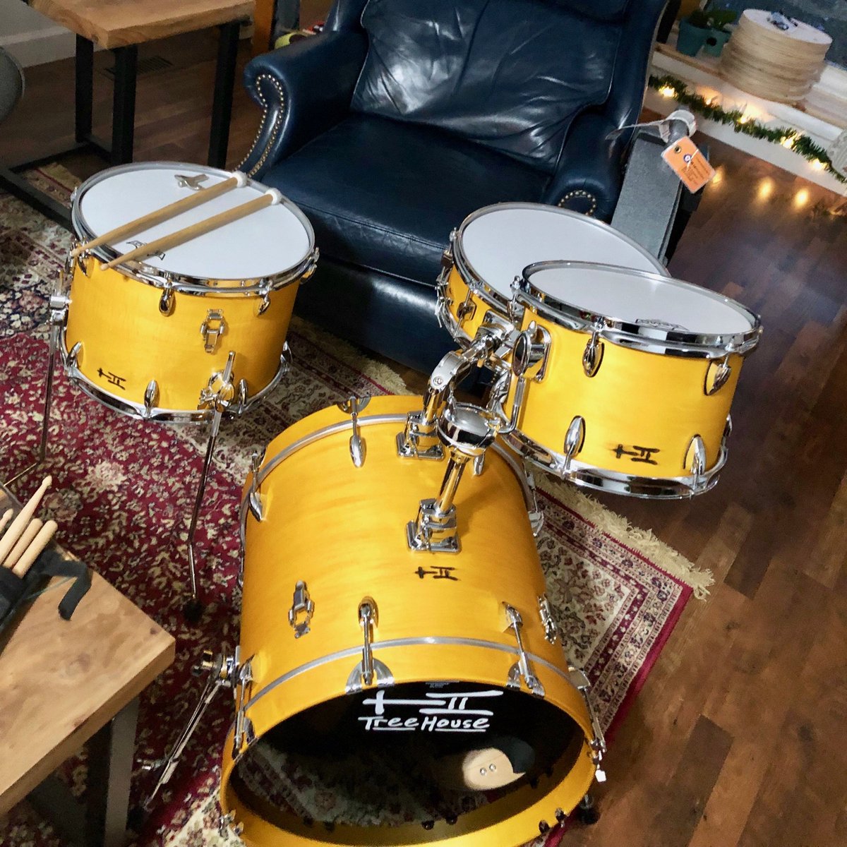 TreeHouseDrums's tweet photo. Danny was quick to get his newly acquired Compact Nesting Kit into the studio for a Hal Leonard session where the techs exclaimed "this 18" kick sounds so beefy!" Thanks for sharing the pics, @dannyyoungdrums !

#compactnestingkit #drumset #customdrums #drums #treehousedrums https://t.co/7weOeClCR9