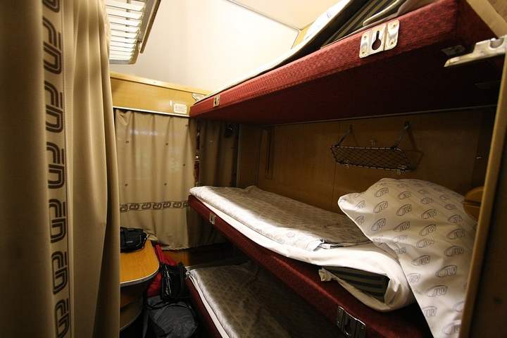 000Remember's tweet image. Неоднозначная ситуация: старушка попыталась занять чужую нижнюю полочку в поезде - timeallnews.ru/37026-neodnozn…